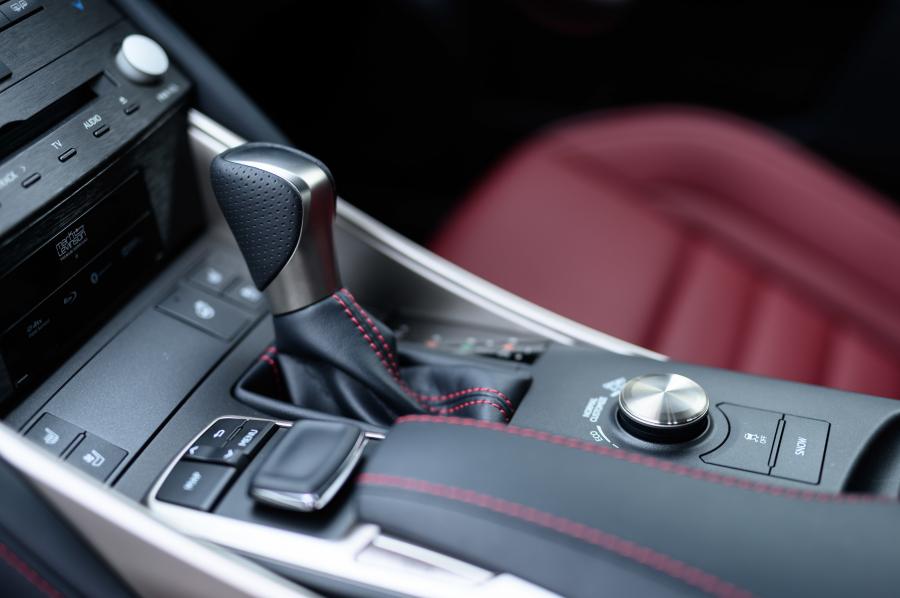 Детали интерьера Lexus IS350 F-Sport (XE30) 2016 года  (JP) (фото 17 из 17)